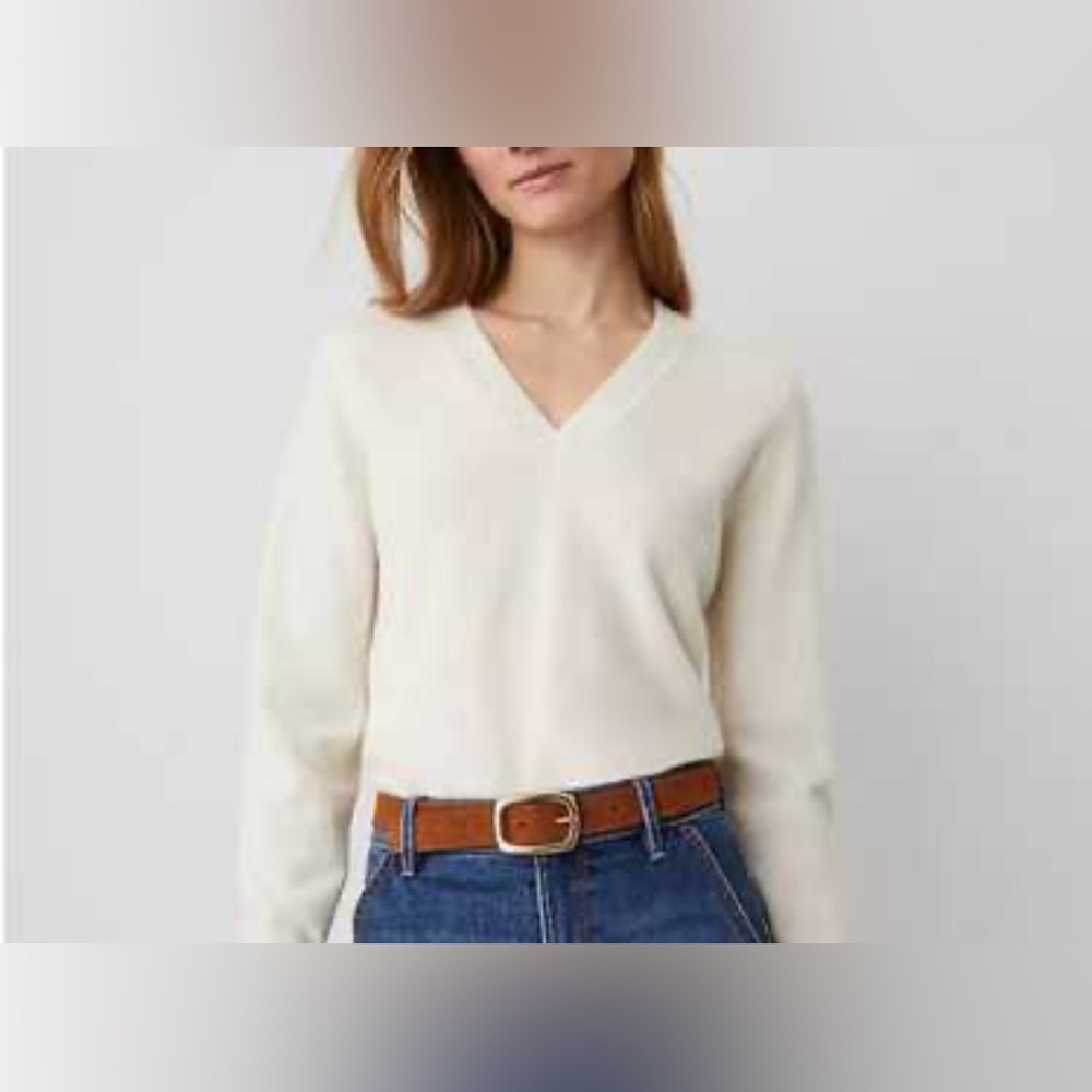 🤍🌷💎Ann Taylor Cream V-Neck Blouse